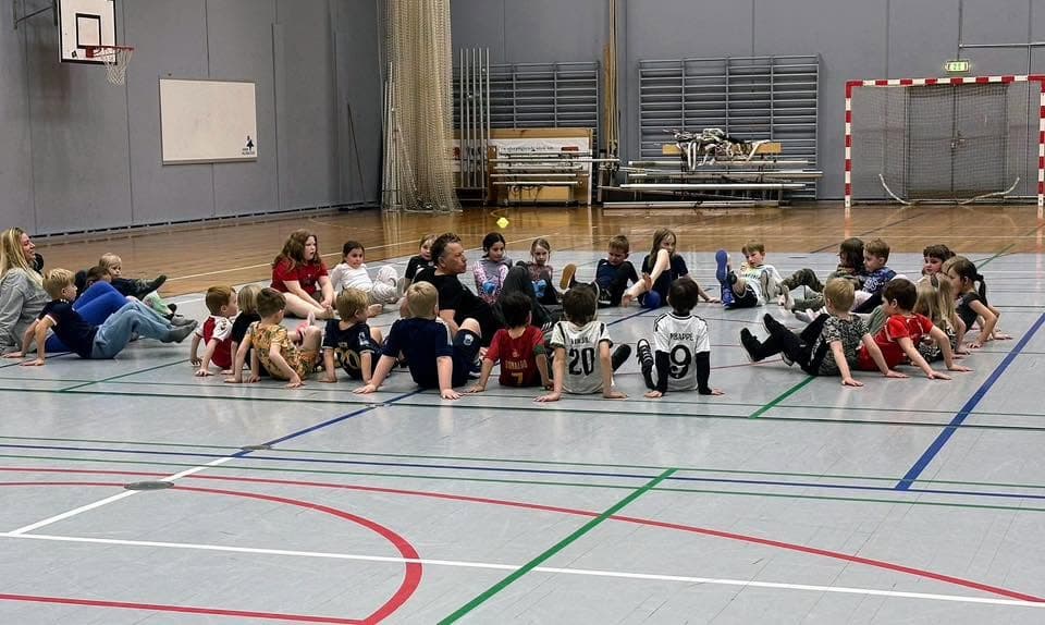 Børn træner atletik i Sundby Idrætspark på Amager